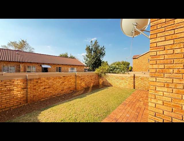 2 BEDROOM APARTMENT FOR SALE IN HEUWELSIG ESTATE